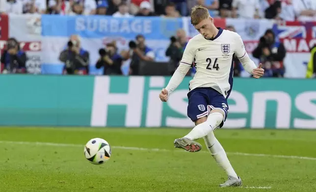 England's Cole Palmer scores during the penalty shootout of a quarterfinal match between England and Switzerland at the Euro 2024 soccer tournament in Duesseldorf, Germany, Saturday, July 6, 2024. (AP Photo/Martin Meissner)