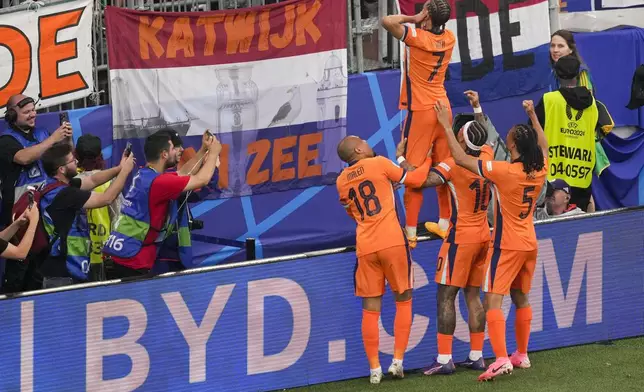 Xavi Simons of the Netherlands celebrates after scoring his side's opening goal during a semifinal match between the Netherlands and England at the Euro 2024 soccer tournament in Dortmund, Germany, Wednesday, July 10, 2024. (AP Photo/Andreea Alexandru)