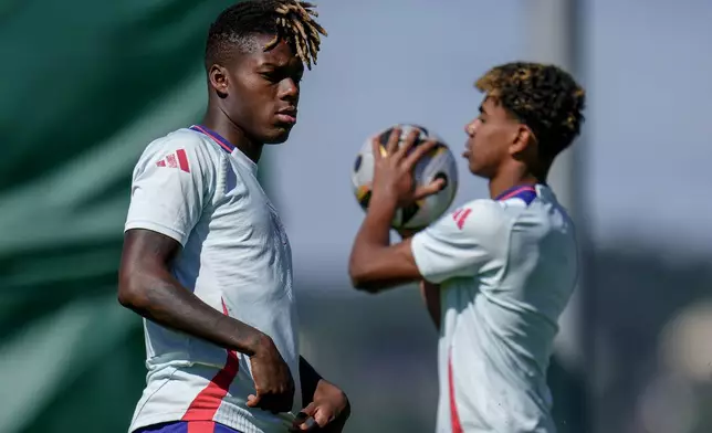 Spain's Nico Williams, left, and his teammate Spain's Lamine Yamal take part in a training session ahead of Tuesday's Euro 2024, semifinal soccer match against France in Donaueschingen, Germany, Monday, July 8, 2024. (AP Photo/Manu Fernandez)