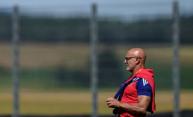 Spain's head coach Luis de la Fuente monitors the training session ahead of Tuesday's Euro 2024, semifinal soccer match against France in Donaueschingen, Germany, Monday, July 8, 2024. (AP Photo/Manu Fernandez)