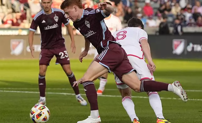 Colorado Rapids midfielder Oliver Larraz, center, drives past St. Louis City midfielder Chris Durkin in the first half of a MLS soccer match Sunday, July 7, 2024, in Commerce City, Colo. (AP Photo/David Zalubowski)