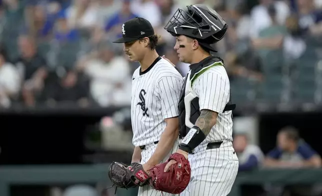 Chicago White Sox catcher Korey Lee talks, right, with starting pitcher Drew Thorpe during the first inning of a baseball game against the Seattle Mariners on Friday, July 26, 2024, in Chicago. (AP Photo/Charles Rex Arbogast)