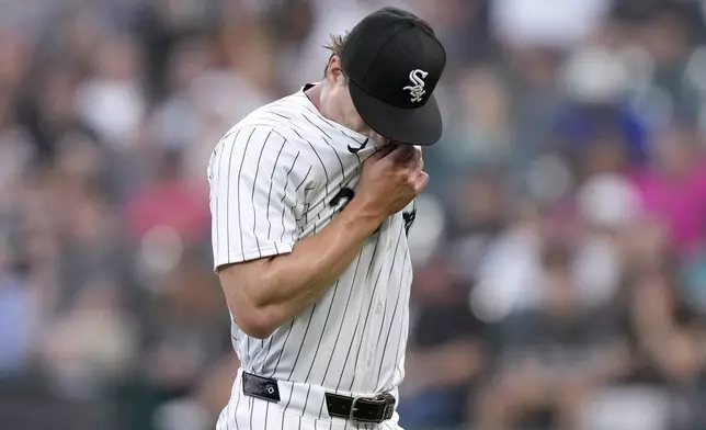 Chicago White Sox starting pitcher Drew Thorpe wipes his face after being pulled after giving up eight runs in the first inning of a baseball game against the Seattle Mariners, Friday, July 26, 2024, in Chicago. (AP Photo/Charles Rex Arbogast)