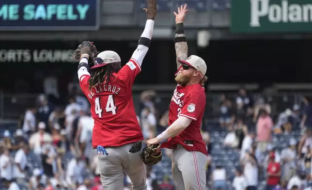 Cincinnati Reds' Elly De La Cruz, left, and Jake Fraley, right, celebrate after winning a baseball game against the New York Yankees, Thursday, July 4, 2024, in New York. (AP Photo/Pamela Smith)