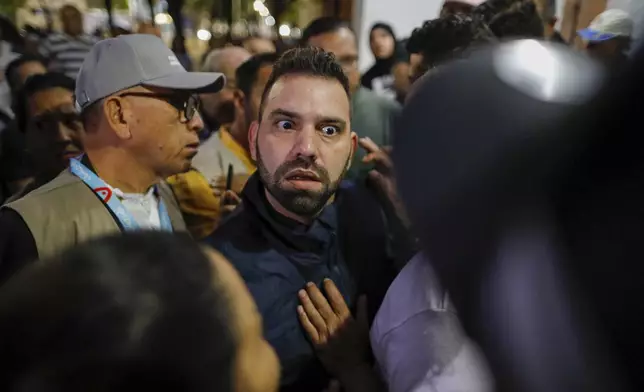 Opposition lawmaker Inacio Dacosta argues with security personnel blocking his and independent electoral observers' entrance to the Andres Bello School during the presidential elections in Caracas, Venezuela, Sunday, July 28, 2024. (AP Photo/Cristian Hernandez)