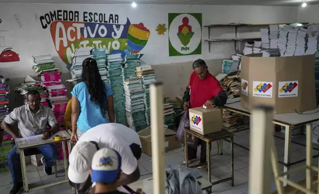 People vote during the presidential election in Caracas, Venezuela, Sunday, July 28, 2024. (AP Photo/Matias Delacroix)