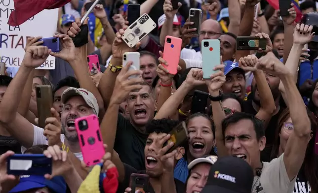 Supporters of opposition's presidential candidate Edmundo Gonzalez cheer during his closing election campaign rally in Caracas, Venezuela, Thursday, July 25, 2024. The presidential election is set for July 28. (AP Photo/Matias Delacroix)