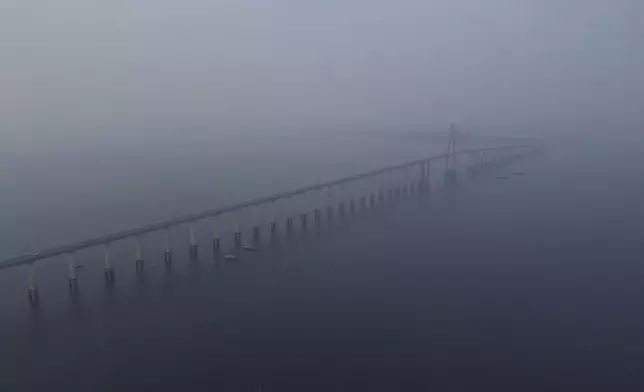 Smoke from wildfires fills the air along the Jornalista Phelippe Daou bridge over the Negro River in Manaus, Amazonas state, Brazil, Tuesday, Aug. 27, 2024. (AP Photo/Edmar Barros)