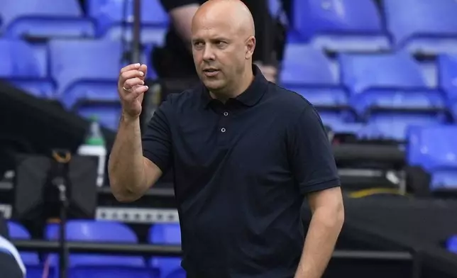 Liverpool's manager Arne Slot leaves the pitch after the English Premier League soccer match between Ipswich Town and Liverpool at Portman Road stadium in Ipswich, England, Saturday, Aug. 17, 2024. (AP Photo/Alastair Grant)