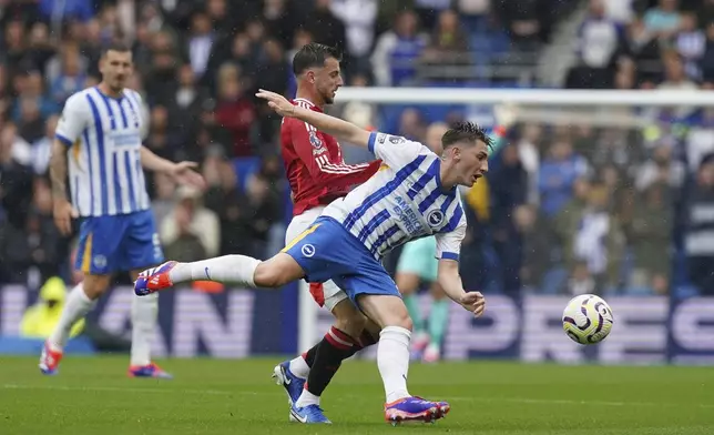 Manchester United's Mason Mount, left, and Brighton &amp; Hove Albion's Billy Gilmour battle for the ball during the English Premier League soccer match at the American Express Stadium, Brighton, England, Saturday Aug. 24, 2024. (Gareth Fuller/PA via AP)