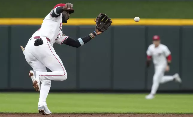 Cincinnati Reds' Elly De La Cruz fields a ground ball against St. Louis Cardinals' Masyn Winn during the third inning of a baseball game, Tuesday, Aug. 13, 2024, in Cincinnati. (AP Photo/Kareem Elgazzar)