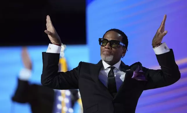 D.L. Hughley speaks during the Democratic National Convention Thursday, Aug. 22, 2024, in Chicago. (AP Photo/Paul Sancya)