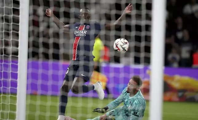 PSG's Randal Kolo Muani fails to score in front of Montpellier's goalkeeper Benjamin Lecomte during the French League 1 soccer match between Paris Saint-Germain and Montpellier at the Parc des Princes in Paris, Friday, Aug. 23, 2024. (AP Photo/Thibault Camus)