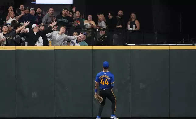 Seattle Mariners center fielder Julio Rodríguez watches the two-run home run ball from San Francisco Giants' Michael Conforto go into the stands during the fourth inning of a baseball game Friday, Aug. 23, 2024, in Seattle. (AP Photo/Lindsey Wasson)