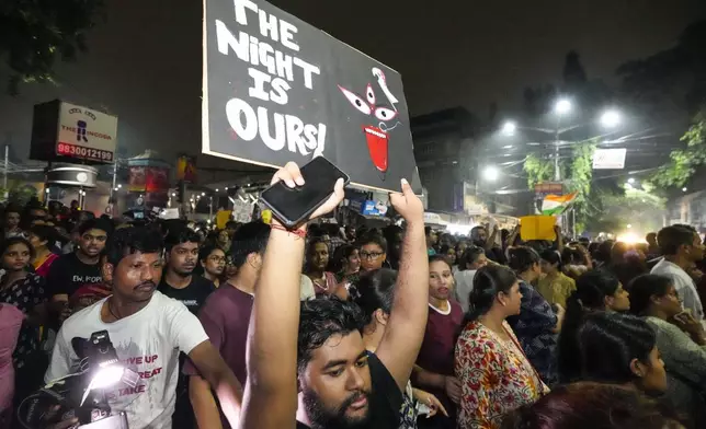 Students join other protesters in a midnight rally protesting against a murder of a 31 year old post-graduate trainee demanding proper investigation in Kolkata, India, Wednesday, Aug. 14, 2024. (AP Photo/Bikas Das)