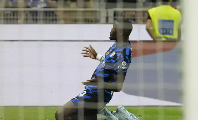 Inter Milan's Marcus Thuram celebrates scoring his side's 4th goal during the Serie A soccer match between Inter Milan and Atalanta at the at the San Siro stadium in Milan, Italy, Friday, Aug. 30, 2024. (AP Photo/Luca Bruno)