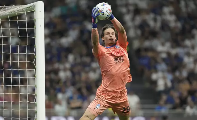 Atalanta's goalkeeper Marco Carnesecchi catches there ball during the Serie A soccer match between Inter Milan and Atalanta at the at the San Siro stadium in Milan, Italy, Friday, Aug. 30, 2024. (AP Photo/Luca Bruno)