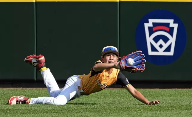 Lake Mary, Fla.'s Jacob Bibaud dives but cannot catch a fly ball by Boerne, Texas' Doc Mogford during the third inning of the United States Championship baseball game at the Little League World Series tournament in South Williamsport, Pa., Saturday, Aug. 24, 2024. Two runs scored on the hit. (AP Photo/Tom E. Puskar)