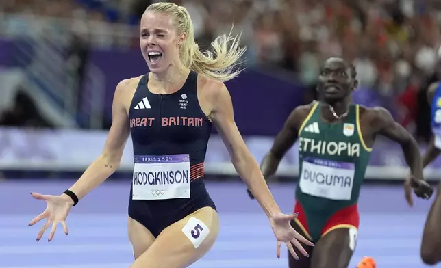 Keely Hodgkinson, of Britain, celebrates after winning the women's 800-meters final at the 2024 Summer Olympics, Monday, Aug. 5, 2024, in Saint-Denis, France. (AP Photo/Matthias Schrader)