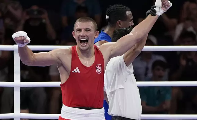 Ukraine's Oleksandr Khyzhniak celebrates after defeating Cuba's Arlen Lopez in their men's 80 kg semifinal boxing match at the 2024 Summer Olympics, Sunday, Aug. 4, 2024, in Paris, France. (AP Photo/John Locher)