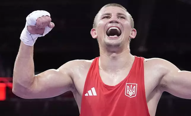 Ukraine's Oleksandr Khyzhniak celebrates after defeating Cuba's Arlen Lopez in their men's 80 kg semifinal boxing match at the 2024 Summer Olympics, Sunday, Aug. 4, 2024, in Paris, France. (AP Photo/Ariana Cubillos)