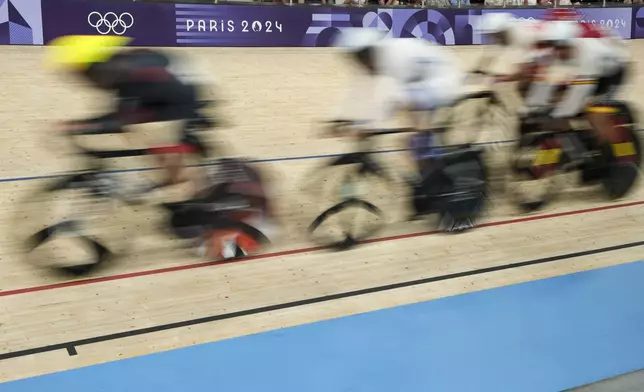 Competitors take part in the men's omnium event, at the Summer Olympics, Thursday, Aug. 8, 2024, in Paris, France. (AP Photo/Ricardo Mazalan)