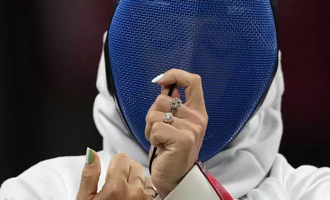 Italy's Alberta Santuccio prepares for the women's individual Epee round of 32 competition against Singapore's Kiria Tikanah Abdul Rahman during the 2024 Summer Olympics at the Grand Palais, Saturday, July 27, 2024, in Paris, France. (AP Photo/Andrew Medichini)