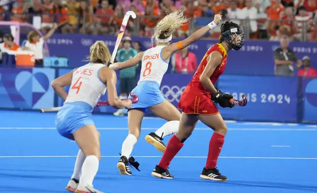 Netherlands' Yibbi Jansen, centre, celebrates after scoring her side's first goal during the women's gold medal field hockey match between Netherlands and China at the Yves-du-Manoir Stadium during the 2024 Summer Olympics, Friday, Aug. 9, 2024, in Colombes, France. (AP Photo/ Anjum Naveed)