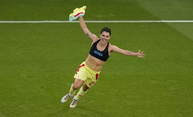 Spain's Sergio Camello celebrates after scoring his side's fifth goal during the men's soccer gold medal match between France and Spain at the Parc des Princes during the 2024 Summer Olympics, Friday, Aug. 9, 2024, in Paris, France. (AP Photo/Vadim Ghirda)