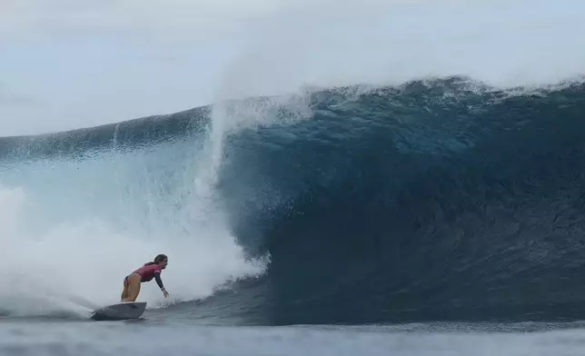 Caroline Marks, of the United States, gets a wave in the women's gold medal final in the surfing competition during the Paris 2024 Olympic Games in Teahupo'o, Tahiti, Monday, Aug. 5, 2024. (Ben Thouard/Pool Photo via AP)