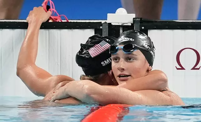 Summer McIntosh, right, of Canada, is congratulated by Regan Smith, of the United States, after winning the women's 200-meter butterfly final at the 2024 Summer Olympics, Thursday, Aug. 1, 2024, in Nanterre, France. (AP Photo/Matthias Schrader)