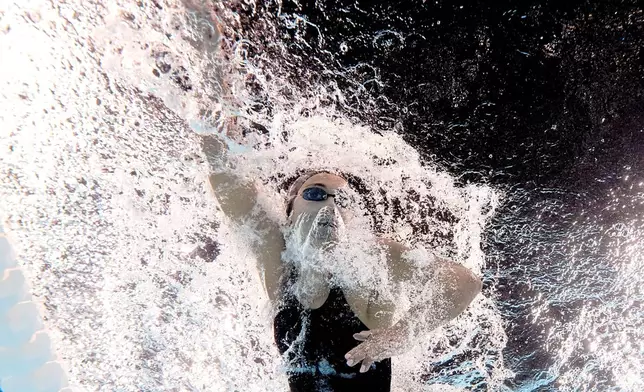 Simona Quadarella, of Italy, competes during a heat in the women's 1500-meter freestyle at the 2024 Summer Olympics, Tuesday, July 30, 2024, in Nanterre, France. (AP Photo/David J. Phillip)