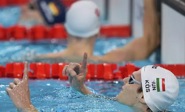 Hubert Kos, of Hungary, celebrates winning the men's 200-meter backstroke final at the 2024 Summer Olympics in Nanterre, France, Thursday, Aug. 1, 2024. (AP Photo/Martin Meissner)