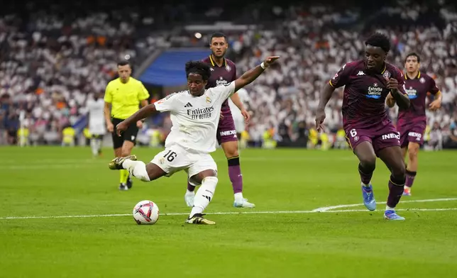 Real Madrid's Endrick scores his side's third goal during the Spanish La Liga soccer match between Real Madrid and Valladolid at the Santiago Bernabeu stadium in Madrid, Spain, Sunday, Aug. 25, 2024. (AP Photo/Manu Fernandez)