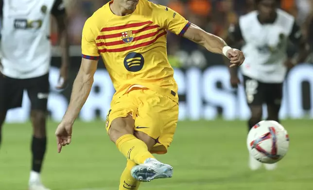 Barcelona's Robert Lewandowski scores his side's second goal by a penalty shot during the Spanish La Liga soccer match between Valencia and FC Barcelona at the Mestalla stadium in Valencia, Spain, Saturday, Aug. 17, 2024. (AP Photo/Alberto Saiz)