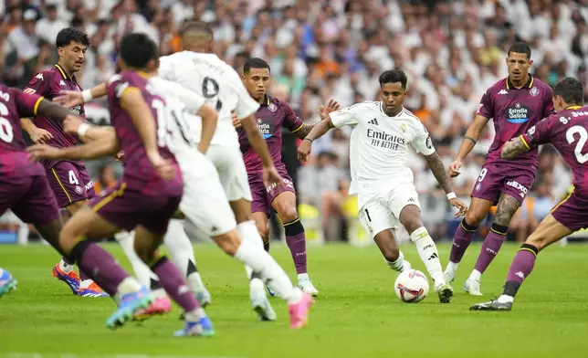 Real Madrid's Rodrygo, centre right, controls the ball during the Spanish La Liga soccer match between Real Madrid and Valladolid at the Santiago Bernabeu stadium in Madrid, Spain, Sunday, Aug. 25, 2024. (AP Photo/Manu Fernandez)