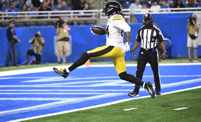 Pittsburgh Steelers running back Cordarrelle Patterson rushes for a 31-yard touchdown during the first half of an NFL preseason football game against the Detroit Lions, Saturday, Aug. 24, 2024, in Detroit. (AP Photo/Jose Juarez)