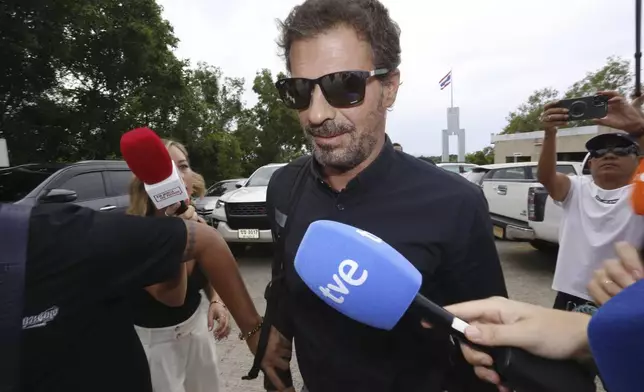 Spanish actor Rodolfo Sancho, father of Daniel Sancho Bronchalo, talks to reporters arrives at Koh Samui provincial court in southern Thailand, Thursday, Aug. 29, 2024. A court in Thailand is expected to sentence the son of the actor accused of killing and dismembering a Colombian surgeon on a popular tourist island.(AP Photo/Thanapat Cherajin)