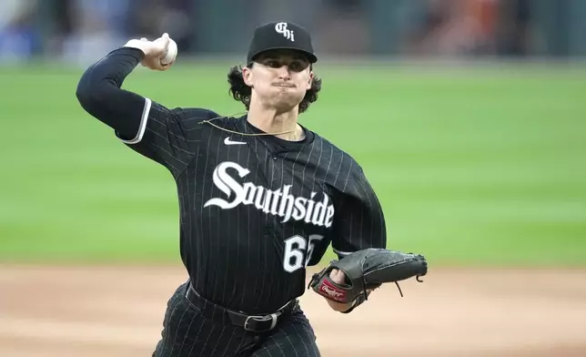 Chicago White Sox starting pitcher Davis Martin delivers during the first inning of a baseball game against the Detroit Tigers on Monday, Aug. 26, 2024, in Chicago. (AP Photo/Charles Rex Arbogast)