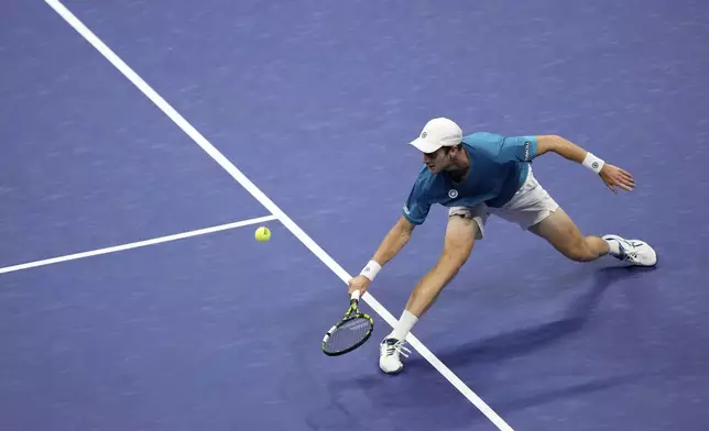 Botic van De Zandschulp, of the Netherlands, returns a shot to Carlos Alcaraz, of Spain, during the second round of the U.S. Open tennis championships, Thursday, Aug. 29, 2024, in New York. (AP Photo/Matt Rourke)