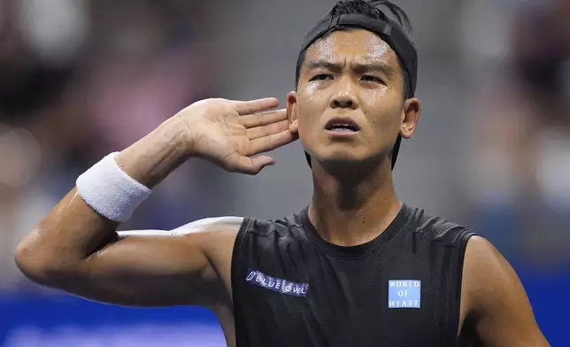 Li Tu, of Australia, motions to the crowd during a match against Carlos Alcaraz, of Spain during the first round of the U.S. Open tennis championships, Tuesday, Aug. 27, 2024, in New York. (AP Photo/Matt Rourke)