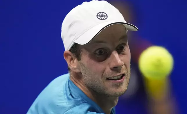 Botic van De Zandschulp, of the Netherlands, returns a shot to Carlos Alcaraz, of Spain, during the second round of the U.S. Open tennis championships, Thursday, Aug. 29, 2024, in New York. (AP Photo/Matt Rourke)