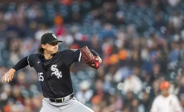 Chicago White Sox pitcher Davis Martin (65) throws during the fourth inning of a baseball game against the San Francisco Giants in San Francisco, Tuesday, Aug. 20, 2024. (AP Photo/Nic Coury)