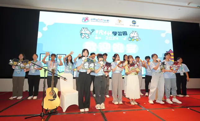 Talent performance by students at the Hangzhou Study Tour welcome dinner.