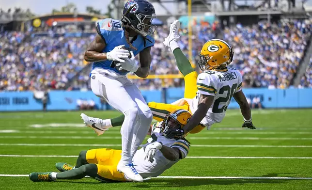 Tennessee Titans' DeAndre Hopkins gets past Green Bay Packers' Eric Stokes and Xavier McKinney for a touchdown catch during the second half of an NFL football game Sunday, Sept. 22, 2024, in Nashville, Tenn. (AP Photo/John Amis)