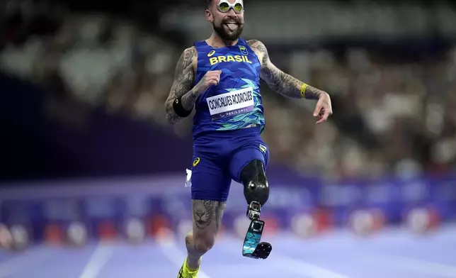 Vinicius Goncalves Rodrigues of Brazil competes in the men's 100 m. T63 at the 2024 Paralympics, Sunday, Sept. 1, 2024, in Paris, France. (AP Photo/Christophe Ena)