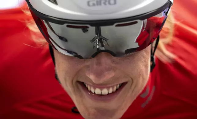 Catherine Debrunner, of Switzerland, celebrates after winning at Women's 5000m - T54 final at the Stade de France stadium, during the 2024 Paralympics, Saturday, Aug. 31, 2024, in Paris, France. (AP Photo/Emilio Morenatti)