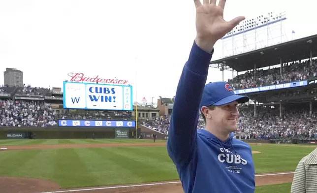 Chicago Cubs starting pitcher Kyle Hendricks acknowledger the crowds applause after the team's 3-0 win over the Cincinnati Reds in a baseball game Saturday, Sept. 28, 2024, in Chicago. (AP Photo/Charles Rex Arbogast)