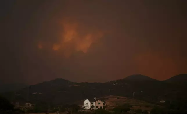 Smoke from the Airport Fire fills the air Tuesday, Sept. 10, 2024, in El Cariso, unincorporated community in Riverside County, Calif. (AP Photo/Eric Thayer)