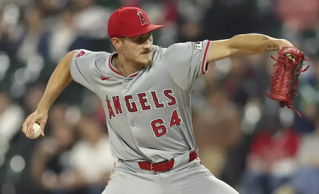 Los Angeles Angels starting pitcher Jack Kochanowicz throws during the first inning of a baseball game against the Chicago White Sox, Tuesday, Sept. 24, 2024, in Chicago. (AP Photo/Melissa Tamez)